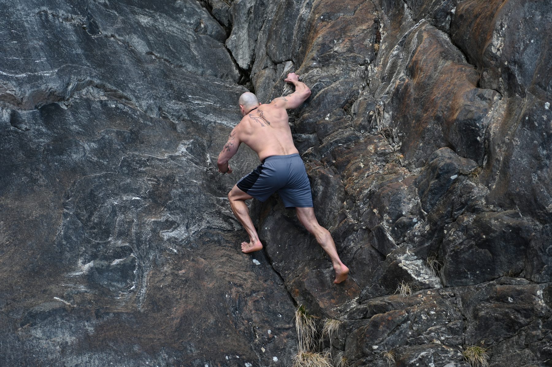 Claudio Lombardo durante una sessione B.A.M. a piedi nudi su terreno roccioso