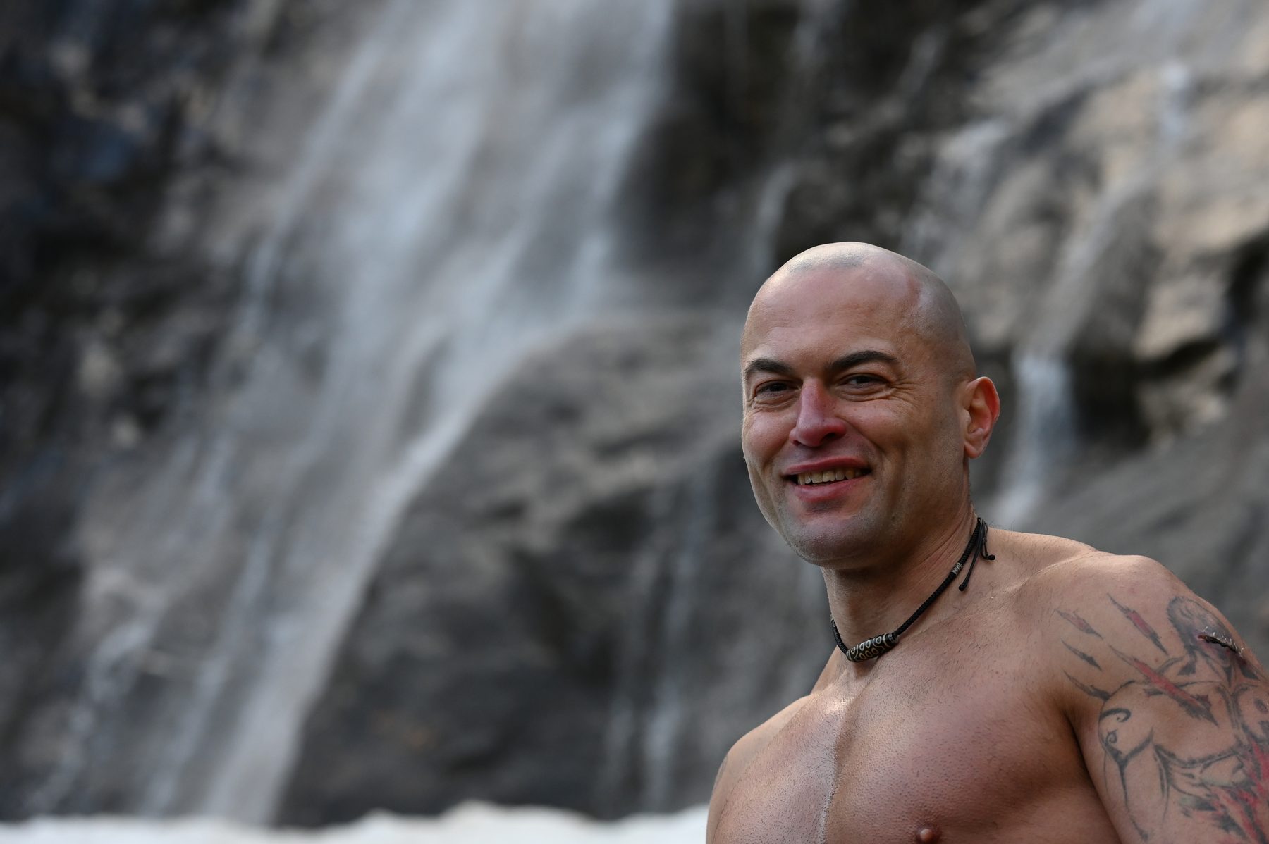 Ritratto di Claudio Lombardo davanti alla cascata durante una sessione B.A.M.