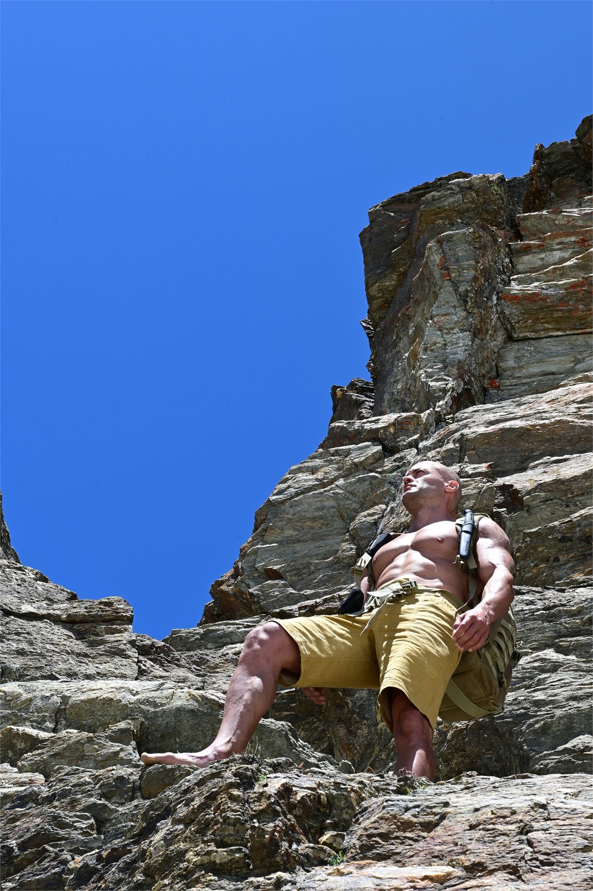 Claudio Lombardo sosta a piedi nudi tra alte pareti rocciose durante la sessione B.A.M.