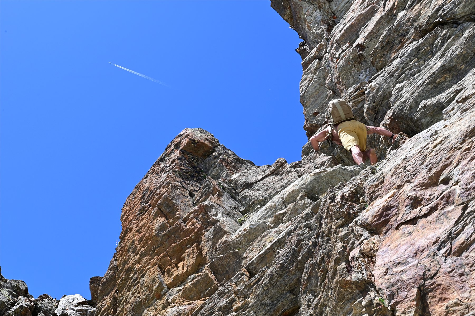 Claudio Lombardo sale a piedi nudi lungo una parete rocciosa in alta montagna