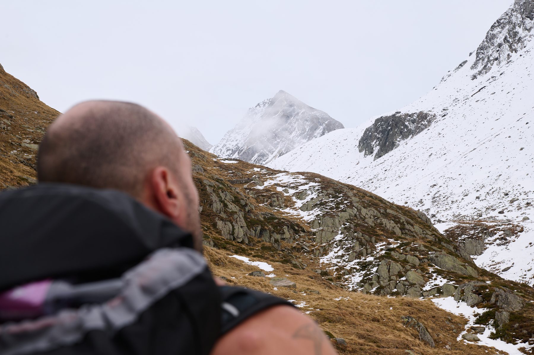 Claudio Lombardo osserva le cime innevate durante una sessione B.A.M. in quota