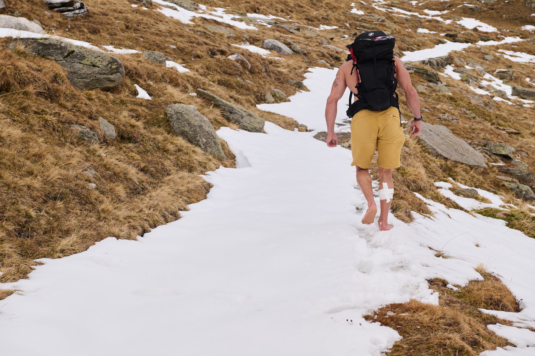Sessione B.A.M. a piedi nudi tra neve, roccia e paesaggio montano